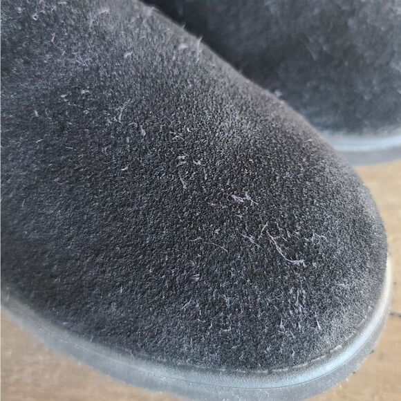 Bearpaw Carly black suede boots with embroidered flowers and satin ribbon detail - Picture 3 of 9